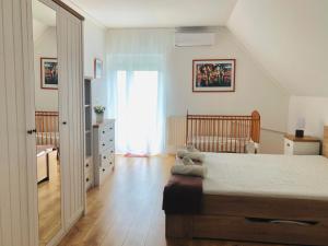 Posteľ alebo postele v izbe v ubytovaní Virág Apartman