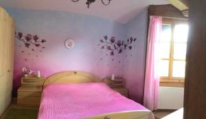 Łóżko lub łóżka w pokoju w obiekcie Ferienwohnung Orchidee