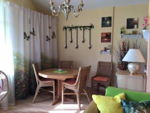 jadalnia ze stołem i krzesłami w obiekcie Ferienwohnung Orchidee w mieście Kössen +33 zdjęcia