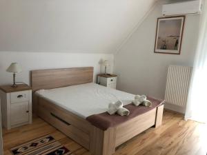 Posteľ alebo postele v izbe v ubytovaní Virág Apartman