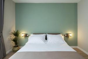 A bed or beds in a room at Alma Suites