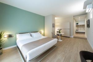 A kitchen or kitchenette at Alma Suites