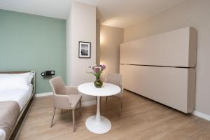 A bed or beds in a room at Alma Suites