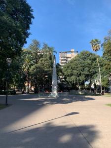 eine Statue inmitten eines Parks mit Bäumen in der Unterkunft Monoambiente Plaza Belgrano in San Miguel de Tucumán