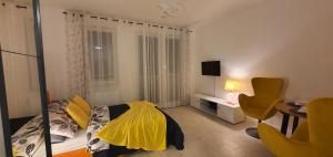 sypialnia z łóżkiem przykrytym żółtym kocem w obiekcie Apartament Dwa kroki do zatoki w mieście Puck