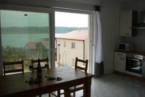 cocina con mesa y ventana grande en Apartment Seline 8 nur 200 m bis zum Strand, en Seline
