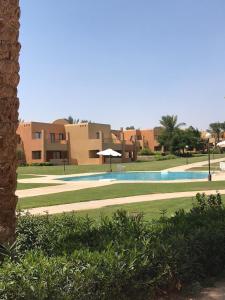una piscina frente a un edificio en Chalet at Stella Di Mare Makadi Bay en Hurghada