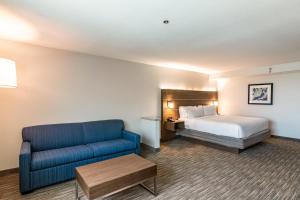 Postel nebo postele na pokoji v ubytování Holiday Inn Express & Suites Camarillo by IHG