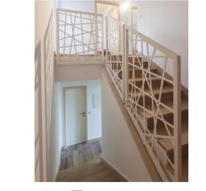 - un escalier dans une chambre dotée d'un mur blanc dans l'établissement Villa Ima, à Brela