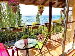 uma varanda com uma mesa e vista para o oceano em Villa Kalina em Ohrid