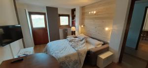 a small bedroom with a bed and a desk at Matterhorn Studio Cervinia in Breuil-Cervinia