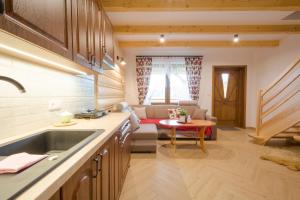 Kuchnia lub aneks kuchenny w obiekcie DW KINGA & DOMKI na Granicznej z jacuzzi