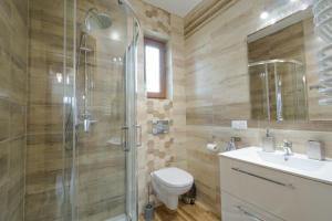 Łazienka w obiekcie DW KINGA & DOMKI na Granicznej z jacuzzi