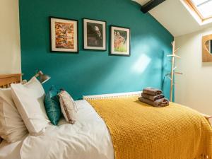 Un dormitorio con una cama con un osito de peluche. en Carreg Lwyd, en Blaenau Ffestiniog