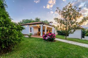 Casa blanca pequeña con jardín en Apartments Ana, en Pula