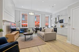 - un salon avec un canapé et une table dans l'établissement GERRARD PLACE by Q Apartments, à Londres
