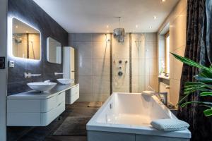 a bathroom with two sinks and a bath tub at Apartment Lisa in Zell am See