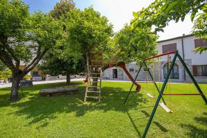 - une aire de jeux avec une échelle dans un parc dans l'établissement B&B VILLA VENGA, à Desenzano del Garda
