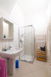 y baño con ducha acristalada y lavamanos. en B&B VILLA VENGA, en Desenzano del Garda