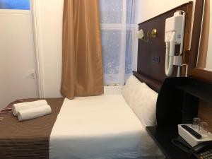 Postel nebo postele na pokoji v ubytování Plaza London Hotel