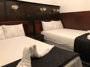 Postel nebo postele na pokoji v ubytování Plaza London Hotel