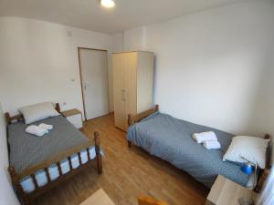 - une chambre avec 2 lits et du parquet dans l'établissement soko-veljkovic-apartman, à Sokobanja