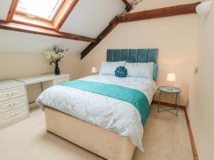 1 dormitorio con 1 cama grande en el ático en St Hilda's Cottage, en Hinderwell