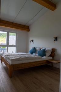เตียงในห้องที่ Velo & Wohnen -NEU- Elektroräder inklusive - Sauna