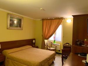 A bed or beds in a room at Actor Hotel