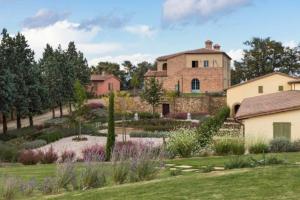 a garden in front of a large house at Cignella Resort in Trequanda