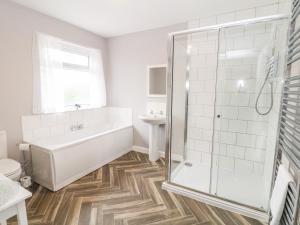 Un baño con ducha, bañera y lavabo. en Poacher's Arms, en Hope 65 fotos más
