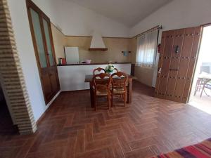 cocina con mesa y sillas en una habitación en Trujilllo Holiday Home, en Conil de la Frontera