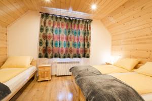 Łóżko lub łóżka w pokoju w obiekcie DW KINGA & DOMKI na Granicznej z jacuzzi