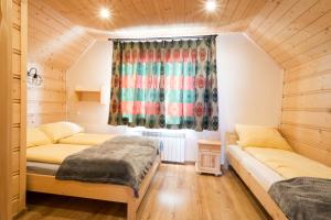 Łóżko lub łóżka w pokoju w obiekcie DW KINGA & DOMKI na Granicznej z jacuzzi