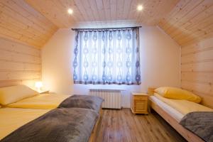 Łóżko lub łóżka w pokoju w obiekcie DW KINGA & DOMKI na Granicznej z jacuzzi