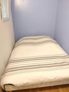 a bed in a corner of a room at Appartement de 2 chambres avec vue sur la ville et wifi a Clermont Ferrand in Clermont-Ferrand