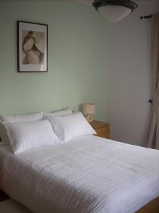 A bed or beds in a room at Casa da Jesus - Lugar encantador com piscinaa