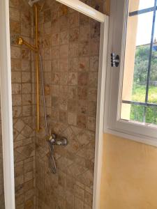 eine Dusche mit Duschkopf im Bad in der Unterkunft Le mas christine in Buis-les-Baronnies