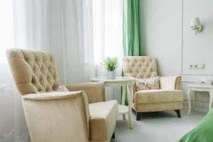 sala de estar con 2 sillas y mesa en Marel Hotel, en San Petersburgo