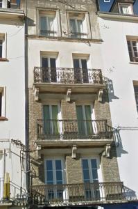 - un bâtiment avec des balcons sur le côté dans l'établissement The Plage To Be 1 Dieppe, à Dieppe