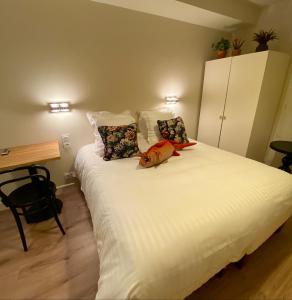 - une chambre avec un grand lit blanc et 2 oreillers dans l'établissement Hôtel Les Bains, à Saint-Valery-en-Caux