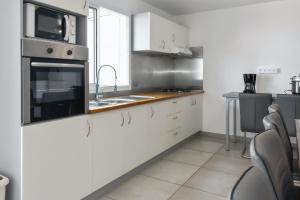 Η κουζίνα ή μικρή κουζίνα στο Maison de 5 chambres avec vue sur la mer jardin clos et wifi a Le tampon