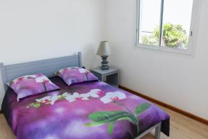 Ένα ή περισσότερα κρεβάτια σε δωμάτιο στο Maison de 5 chambres avec vue sur la mer jardin clos et wifi a Le tampon