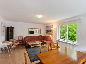 un soggiorno con divano e tavolo di Beautiful Holiday Home in Winterberg near Ski Slopes a Winterberg