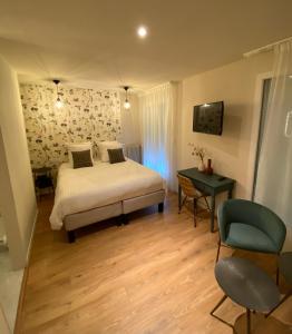 Cama o camas de una habitación en Hôtel Les Bains
