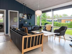- un salon avec un canapé et une table dans l'établissement 10 person holiday home in Juelsminde, à Sønderby
