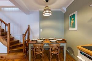 - une salle à manger avec une table et des chaises dans l'établissement La maison d'à côté 3 - 6 people - 3 bedrooms - 2 bathrooms, à Honfleur