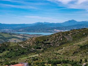 widok na dolinę z jeziorem i góry w obiekcie Girastrittue Colobraro w mieście Colobraro