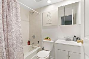 Bilik mandi di Stunning Solo or Couple 1BR Center of Lakeview with WiFi - Oakdale 211