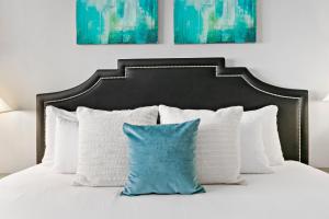 Katil atau katil-katil dalam bilik di Stunning Solo or Couple 1BR Center of Lakeview with WiFi - Oakdale 211